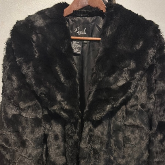 Luxurious & Elegant Black Faux Fur Coat - Picture 7 of 12